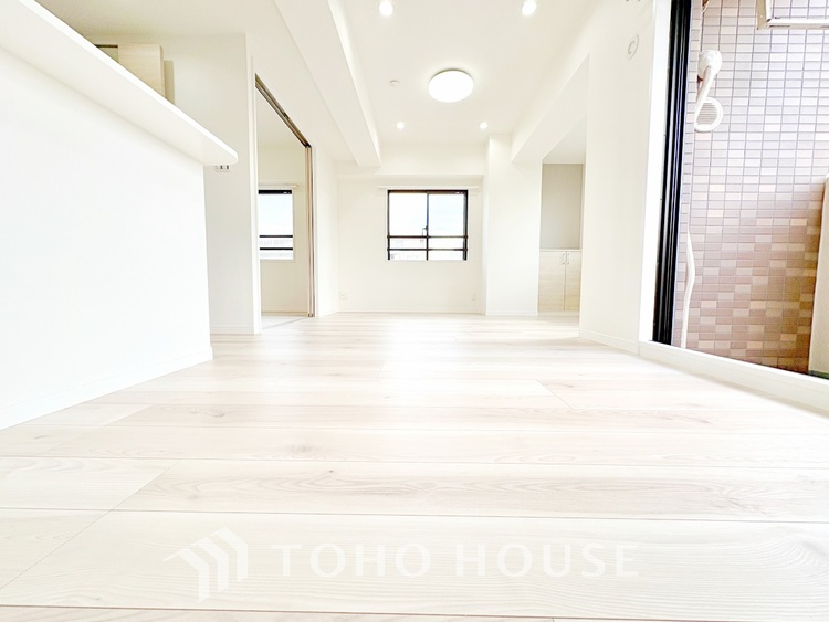 内装 【Quietness】プライベートなお部屋では静かに時を過ごしたい。読書をして、物思いにふける・・光りに満たされた安らぎの空間をがここにはあります。