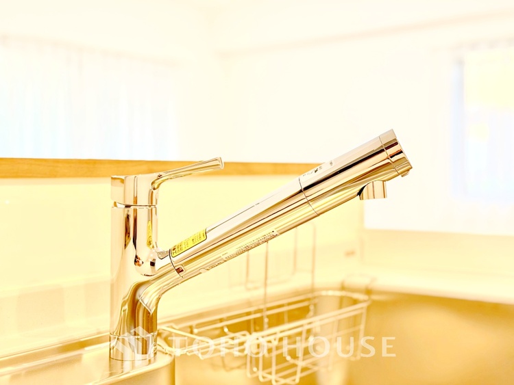 キッチン 【Kitchen】美しく使いやすいキッチンは油汚れが簡単に拭き取れる素材で加工されており、浄水器シャワーから流す水の音を軽減する静かなシンクを採用。見えないところにさり気ない配慮が嬉しい