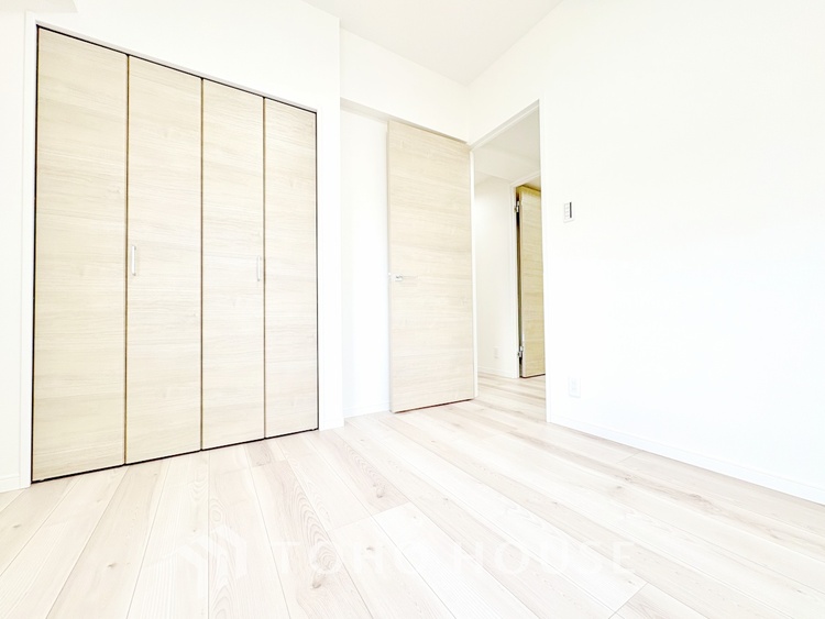 内装 【Ease】家族個々の安らぎの空間。プライベートなBedRoomは暮らす方の感性で造り上げたいもの。誰もが好みで飾れるシンプルな室内に仕上げてあります。