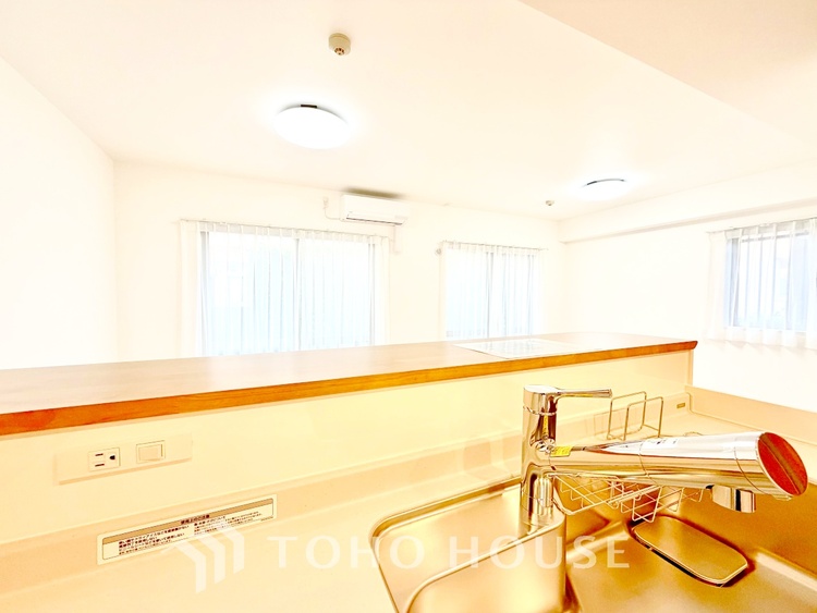 キッチン 【Kitchen】美しく使いやすいキッチンは油汚れが簡単に拭き取れる素材で加工されており、浄水器シャワーから流す水の音を軽減する静かなシンクを採用。見えないところにさり気ない配慮が嬉しい