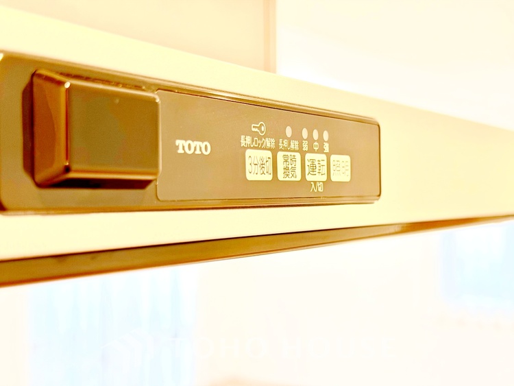 キッチン 【Kitchen】美しく使いやすいキッチンは油汚れが簡単に拭き取れる素材で加工されており、浄水器シャワーから流す水の音を軽減する静かなシンクを採用。見えないところにさり気ない配慮が嬉しい