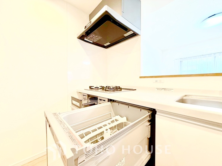 キッチン 【Kitchen】美しく使いやすいキッチンは油汚れが簡単に拭き取れる素材で加工されており、浄水器シャワーから流す水の音を軽減する静かなシンクを採用。見えないところにさり気ない配慮が嬉しい