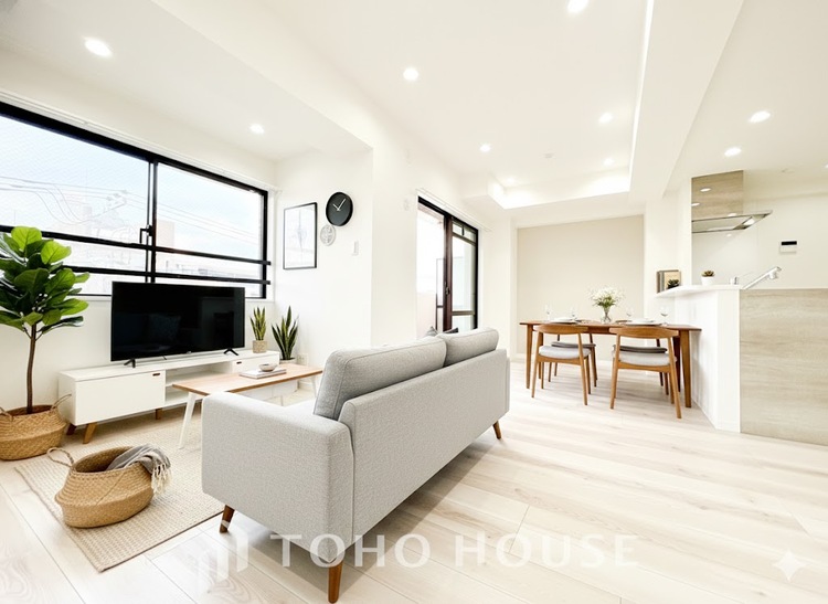 内装 ◆スマートデザイン◆太陽の光をスマートにリビングへ。優しくいざなわれた採光が朝は目を覚ませ、昼はくつろぎ、そして夕刻には温もりを与える。他にはないおしゃれなデザインで。※家具等はCGです。