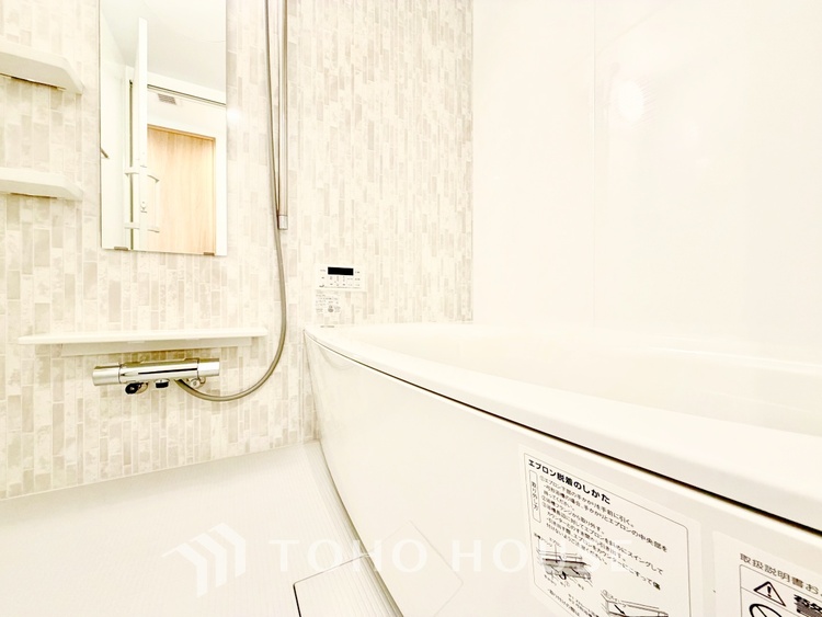 風呂 膨よかな湿度と静かに揺れる眼前の水面。広い浴槽にゆっくりと身を沈め深く瞑想をすれば、また新たな活力が膨らんできます。