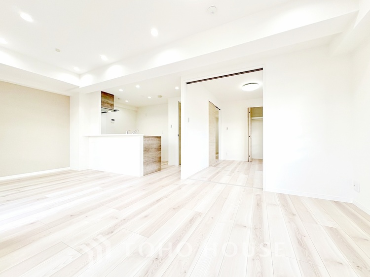 内装 【Cool wind】◆窓を開けると◆冷涼な風、そよぐリビング。だんらんの場所はここから始まり、ここで終わる。家族の笑顔が集う素敵な場所だから、こだわり抜いた思いが詰まっているのだと思う。