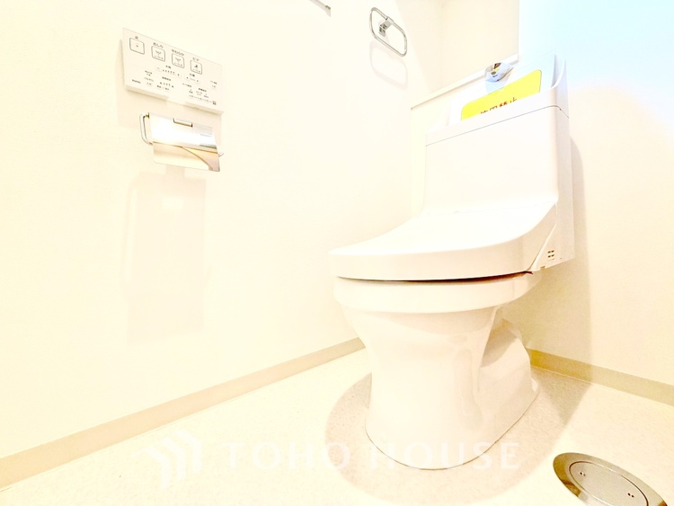 トイレ 【toilet】トイレットペーパーの使用回数を減らせることです。 シャワートイレを使用すれば、洗浄して汚れを落とすことができるため、トイレットペーパーの使用を最小限にとどめることができます。