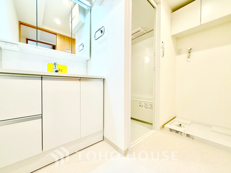 洗面 【Wash basin】十分な大きさの洗面台は収納もさる事ながら、身だしなみチェックや歯磨きなど、朝の慌ただしい時間でもホテルライクなスペースで余裕とゆとりを感じて頂けます。