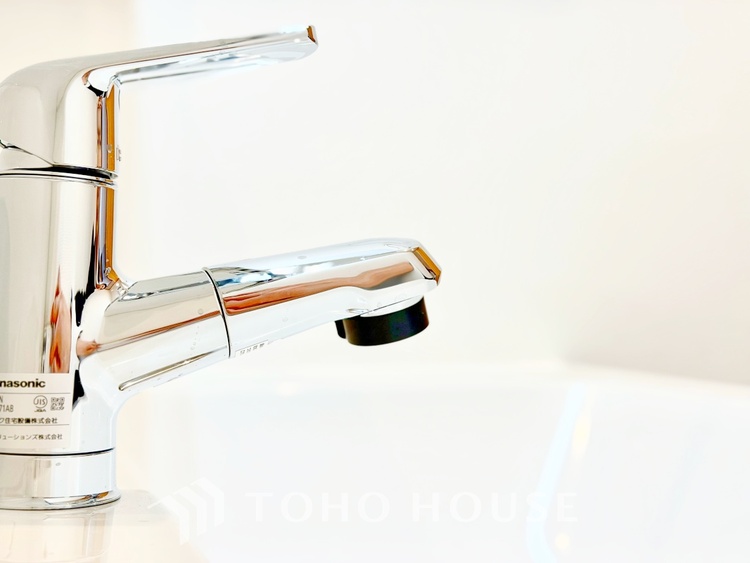 洗面 【Wash basin】十分な大きさの洗面台は収納もさる事ながら、身だしなみチェックや歯磨きなど、朝の慌ただしい時間でもホテルライクなスペースで余裕とゆとりを感じて頂けます。