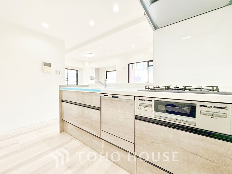 キッチン 【Kitchen】美しく使いやすいキッチンは油汚れが簡単に拭き取れる素材で加工されており、浄水器シャワーから流す水の音を軽減する静かなシンクを採用。見えないところにさり気ない配慮が嬉しい