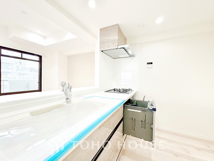 キッチン 【Kitchen】美しく使いやすいキッチンは油汚れが簡単に拭き取れる素材で加工されており、浄水器シャワーから流す水の音を軽減する静かなシンクを採用。見えないところにさり気ない配慮が嬉しい