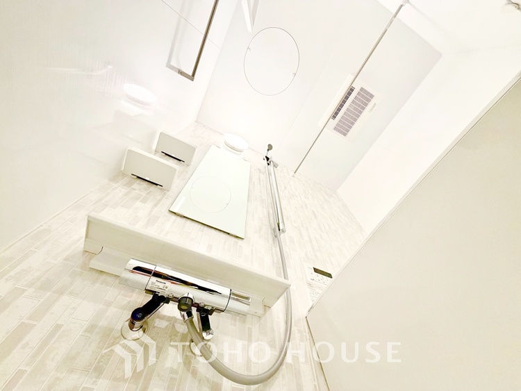 収納 膨よかな湿度と静かに揺れる眼前の水面。広い浴槽にゆっくりと身を沈め深く瞑想をすれば、また新たな活力が膨らんできます。