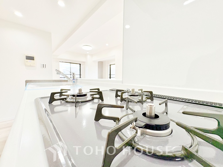 キッチン 【Kitchen】美しく使いやすいキッチンは油汚れが簡単に拭き取れる素材で加工されており、浄水器シャワーから流す水の音を軽減する静かなシンクを採用。見えないところにさり気ない配慮が嬉しい