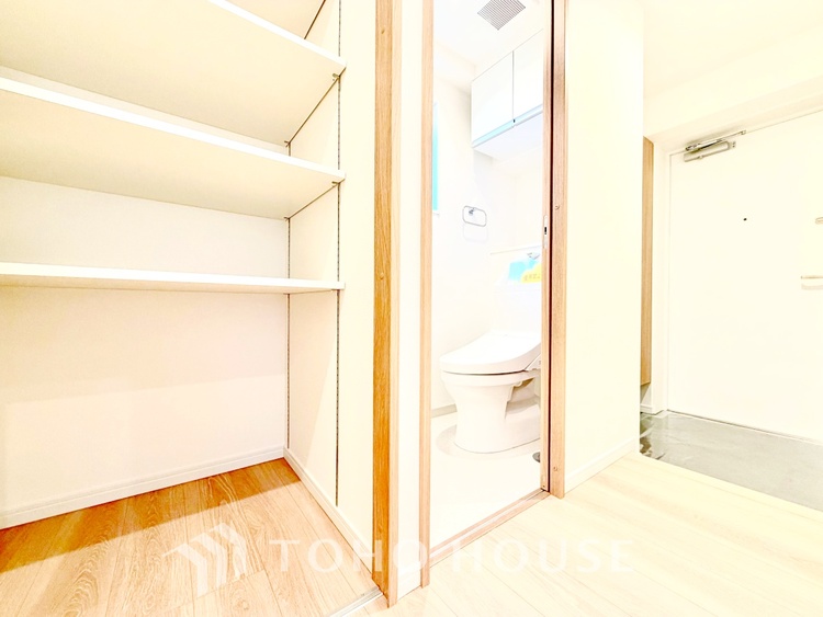 玄関 ◆木漏れ日◆の様な採光が優しく足元を照らし、心地いい暮らしの道しるべを写し出す。この空間で過ごす家族との語らいの時間がとても素敵で幸せを感じるかもしれない。