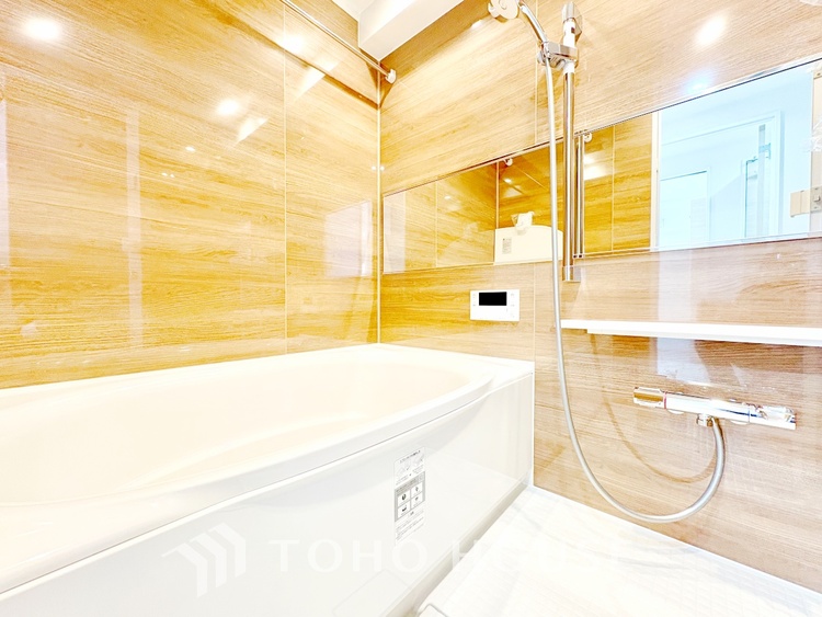 風呂 【Swaying surface】光に照らし出されたバスルーム。膨よかな湿度と静かに揺れる眼前の水面。広い浴槽にゆっくりと身を沈め深く瞑想をすれば、また新たな活力が膨らんできます。