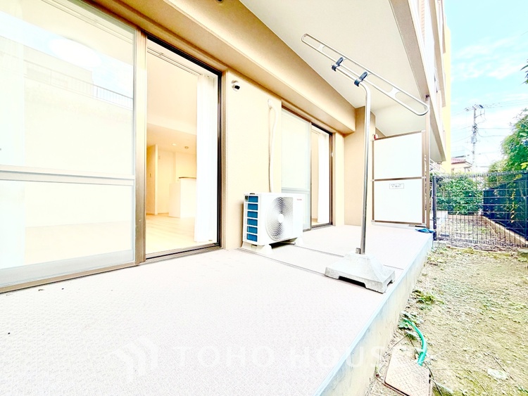 バルコニー 【By the window】◆窓辺◆窓を開けベランダに出ると当所なく広がる街と空のスクリーン。風が凪ぎ一時停止する目の前の画面