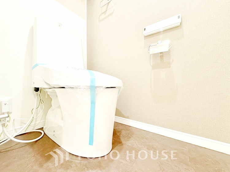 トイレ 【toilet】トイレットペーパーの使用回数を減らせることです。 シャワートイレを使用すれば、洗浄して汚れを落とすことができるため、トイレットペーパーの使用を最小限にとどめることができます。