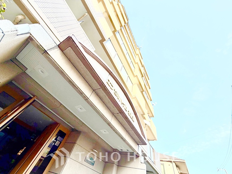 エントランス 【Entrance】仕事は好きだ。でも今日という一日はあまり芳しくない日もある。とぼとぼと家路に付く頃、ふと目を上げると我が家のエントランス。