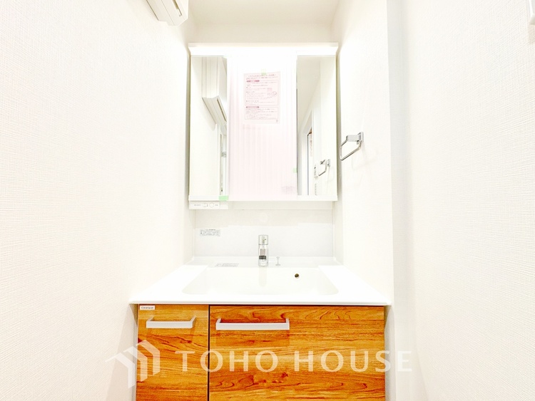 洗面 【Wash basin】十分な大きさの洗面台は収納もさる事ながら、身だしなみチェックや歯磨きなど、朝の慌ただしい時間でもホテルライクなスペースで余裕とゆとりを感じて頂けます。