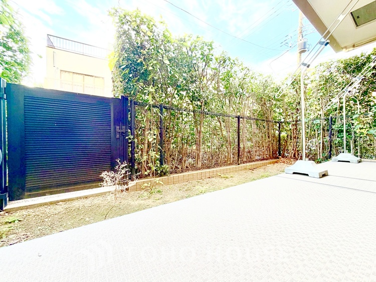 その他 ◆青空テラス◆ベランダから望む紺碧の空からそよ風、そして目に映るのはグリーン広がる風光明媚な世界。それは清々しい自然の薫りを肌で感じる幸せな空間。