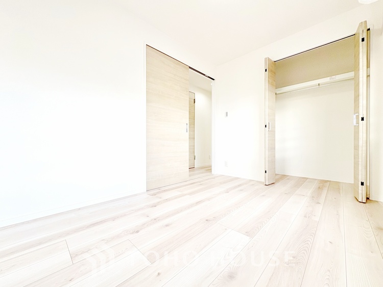 収納 【closet】奥行きのあるクローゼットを採用。衣装ケースや、掃除機といった電化製品まで多くの物を収納できるようなつくりになっております。是非一度、ご自身の目でお確かめ下さい。