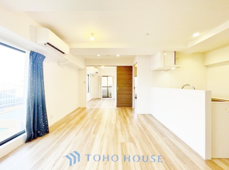 内装 ◆居心地のいい暮らし◆には欠かせない眩い採光。ゆったりとした幅の窓からこの空間に降り注ぐ採光が絶えない。明るいリビングこそ居心地のいい暮らしが待っているのだと思う。