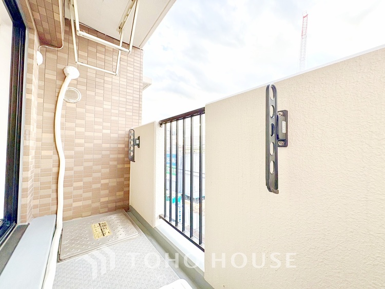 バルコニー ◆青空テラス◆ベランダから望む紺碧の空からそよ風、そして目に映るのはグリーン広がる風光明媚な世界。それは清々しい自然の薫りを肌で感じる幸せな空間。