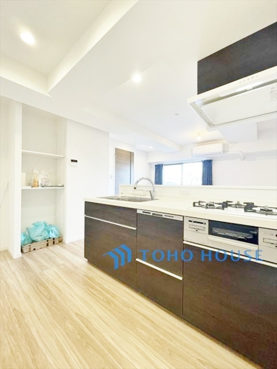 内装 ◆時を忘れる場所◆ここにはみんなが集い、食事と楽しい会話が始まる。話に夢中になりすぎて、ついつい時を忘れ夜半過ぎになってしまう。そんな束の間の幸せを感じさせてくれる場所でありたい。