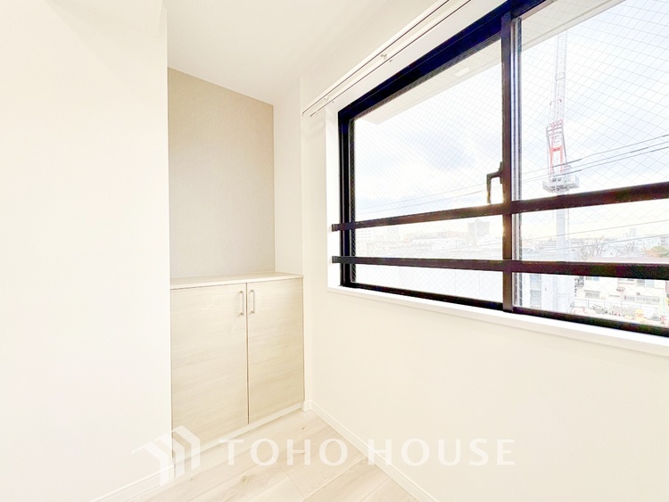 バルコニー ◆青空テラス◆ベランダから望む紺碧の空からそよ風、そして目に映るのはグリーン広がる風光明媚な世界。それは清々しい自然の薫りを肌で感じる幸せな空間。