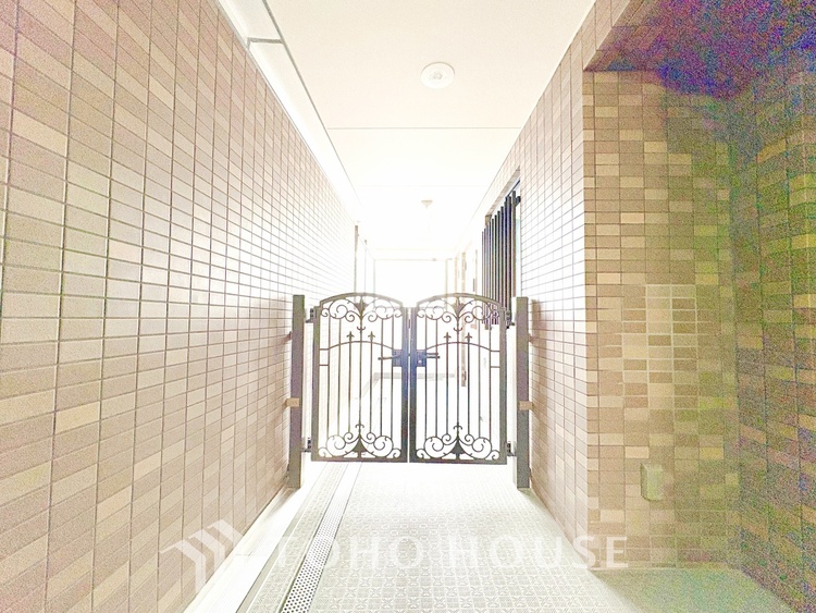 エントランス 【Entrance】仕事は好きだ。でも今日という一日はあまり芳しくない日もある。とぼとぼと家路に付く頃、ふと目を上げると我が家のエントランス。