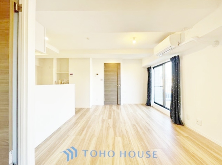 内装 ◆今宵の食卓◆ダウンライトに反射するグラスを眺めながらワインを注ぐ。トクトクと心地いい音をさせながら、フランスの古城を思わせる薫りがたちこめ、とても幸せな時を過ごせる。