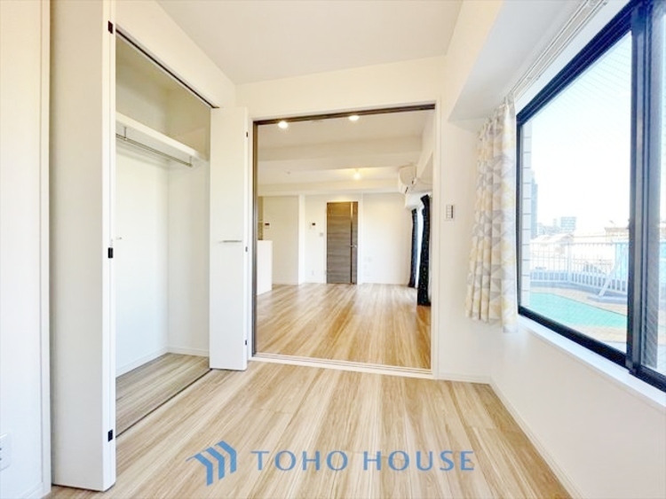 内装 ◆窓を開けると◆冷涼な風、そよぐリビング。だんらんの場所はここから始まり、ここで終わる。家族の笑顔が集う素敵な場所だから、こだわり抜いた思いが詰まっているのだと思う。