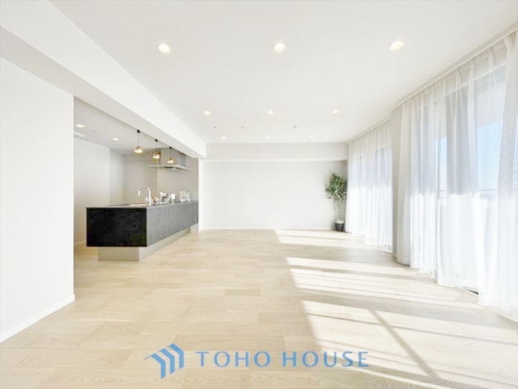 内装 ◆居心地のいい暮らし◆には欠かせない眩い採光。ゆったりとした幅の窓からこの空間に降り注ぐ採光が絶えない。明るいリビングこそ居心地のいい暮らしが待っているのだと思う。