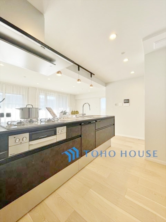 内装 ◆時を忘れる場所◆ここにはみんなが集い、食事と楽しい会話が始まる。話に夢中になりすぎて、ついつい時を忘れ夜半過ぎになってしまう。そんな束の間の幸せを感じさせてくれる場所でありたい。