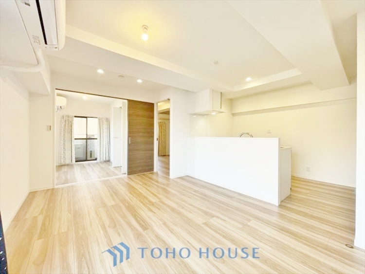 内装 ◆リビングルーム◆そこには目を輝かせ笑顔で見つめてくれる君がいて、「おかえり」の言葉がこだまする。何気ない日々の挨拶は僕にとっては幸せで、同時に君の瞳にも恋している。