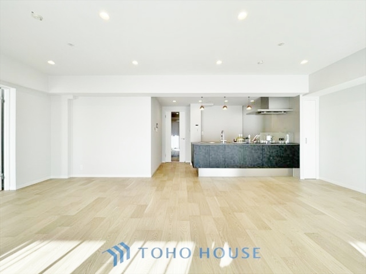 内装 ◆木漏れ日◆の様な採光が優しく足元を照らし、心地いい暮らしの道しるべを写し出す。この空間で過ごす家族との語らいの時間がとても素敵で幸せを感じるかもしれない。