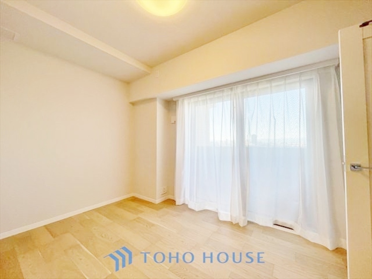 内装 ◆窓を開けると◆冷涼な風、そよぐリビング。だんらんの場所はここから始まり、ここで終わる。家族の笑顔が集う素敵な場所だから、こだわり抜いた思いが詰まっているのだと思う。