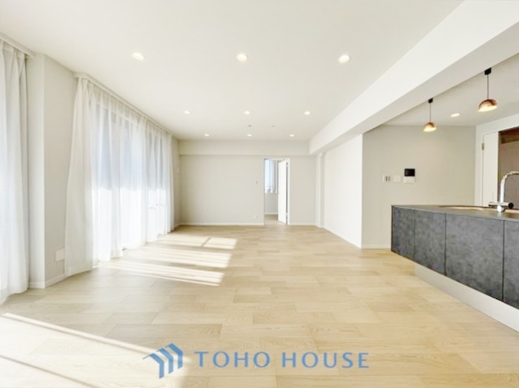 内装 ◆結ばれた◆玄関ドアを開けるとリビングから聞こえる小走りの足音。靴を脱ぎかけ目の前に立つ君の瞳と交差する。君は微笑みその刹那に心奪われる。佇む僕と君の間に赤い糸が結ばれた。