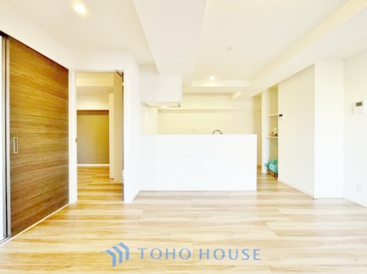 キッチン ◆今宵の食卓◆ダウンライトに反射するグラスを眺めながらワインを注ぐ。トクトクと心地いい音をさせながら、フランスの古城を思わせる薫りがたちこめ、とても幸せな時を過ごせる。