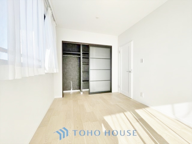 内装 ◆色彩◆この空間に放たれた光は華美なまでに演出されたデザイン。流れる時をより芳醇なコーヒーの様な色彩奏でるアダージョ。そして情景豊かな作品のような暮らしがイメージできる。