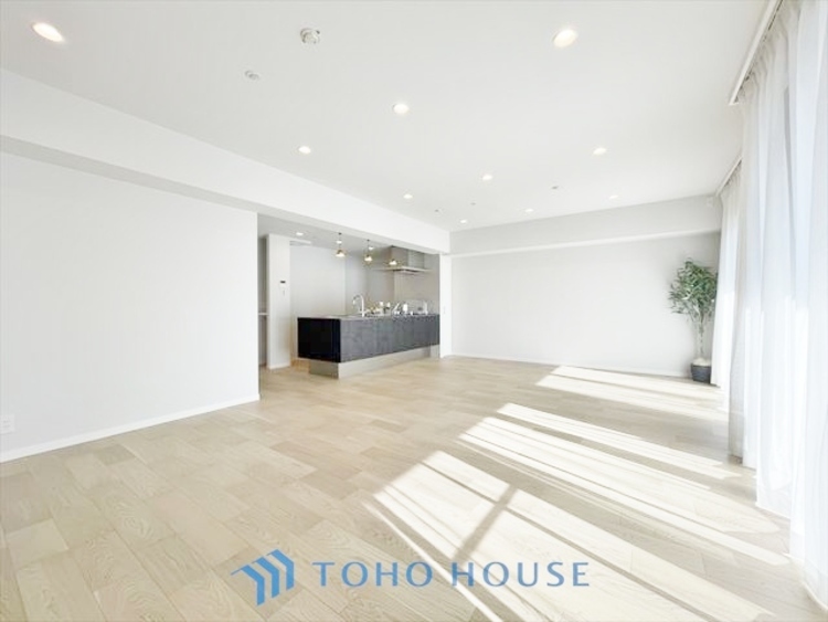 内装 ◆今宵の食卓◆ダウンライトに反射するグラスを眺めながらワインを注ぐ。トクトクと心地いい音をさせながら、フランスの古城を思わせる薫りがたちこめ、とても幸せな時を過ごせる。