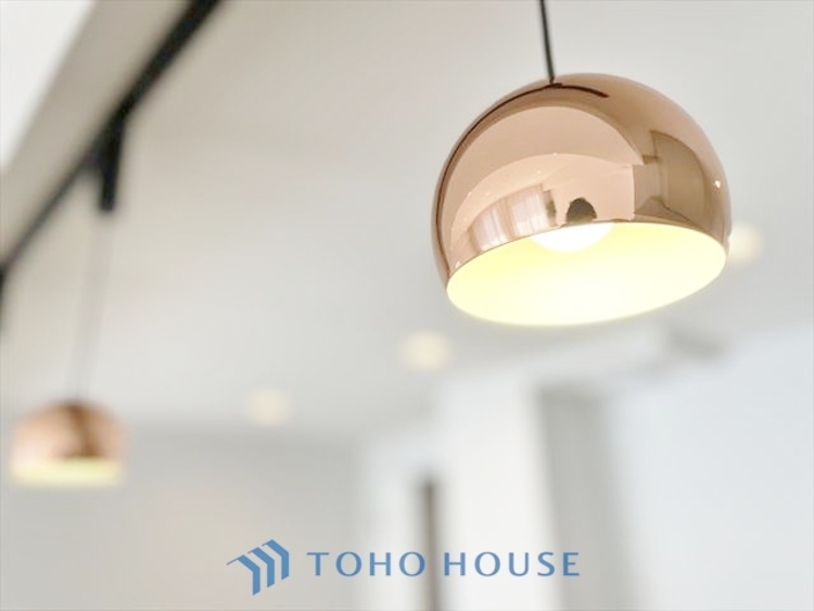 内装 ◆窓を開けると◆冷涼な風、そよぐリビング。だんらんの場所はここから始まり、ここで終わる。家族の笑顔が集う素敵な場所だから、こだわり抜いた思いが詰まっているのだと思う。