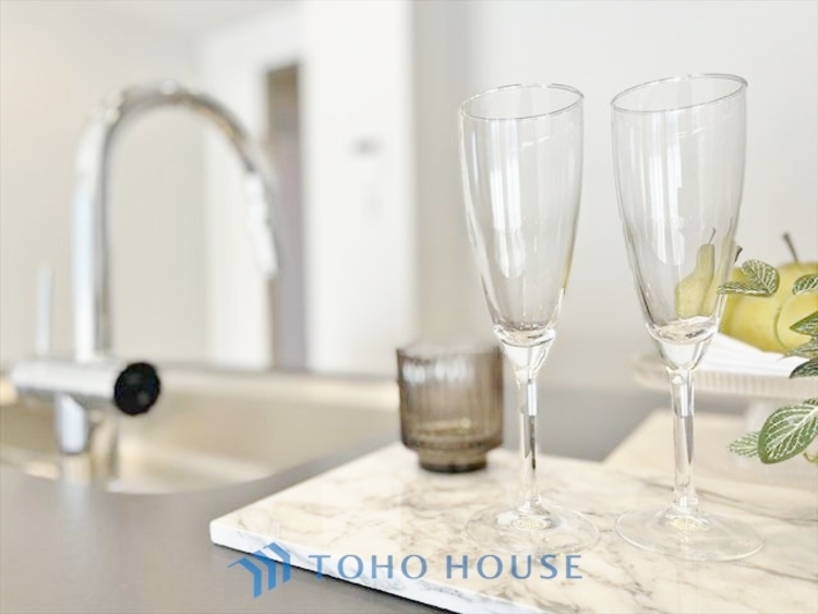 内装 ◆リビングルーム◆そこには目を輝かせ笑顔で見つめてくれる君がいて、「おかえり」の言葉がこだまする。何気ない日々の挨拶は僕にとっては幸せで、同時に君の瞳にも恋している。