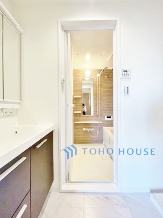 洗面 ◆サンサンと◆差し込む太陽の光がこのリビングに笑いをもたらす。ソファの上のクッションがポカポカした暖気にぬくぬくと微睡んでいる。