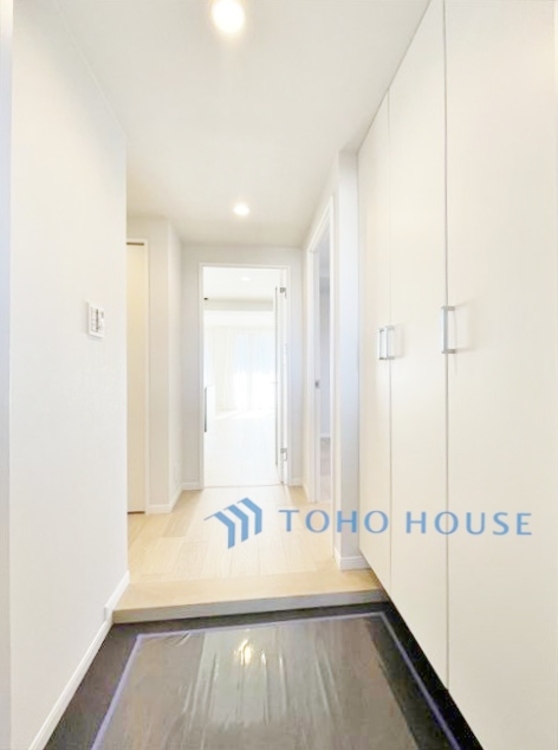 内装 ◆海の向こうへ沈む夕日◆オレンジ色の光は大人になった今の僕にはわかる。1日の終わりを伝えに来たわけではなく、また明日が来る方へ導いてくれた事を。