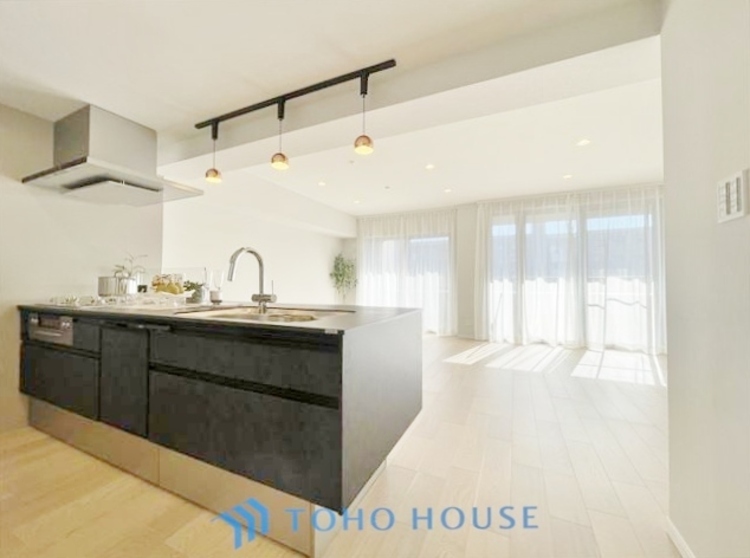 キッチン ◆ここに在る◆事も無げに美しく、伝えるには筆舌に尽くし難い。豪華絢爛や華美と言う事ではなく、住まう者にとって暮らし易く心地がいいと言う美しさがこの住まいには込められている。