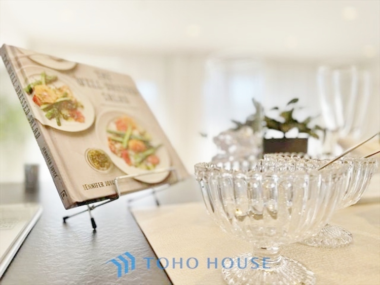 キッチン ◆今宵の食卓◆ダウンライトに反射するグラスを眺めながらワインを注ぐ。トクトクと心地いい音をさせながら、フランスの古城を思わせる薫りがたちこめ、とても幸せな時を過ごせる。