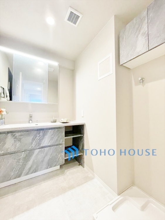 洗面 ◆サンサンと◆差し込む太陽の光がこのリビングに笑いをもたらす。ソファの上のクッションがポカポカした暖気にぬくぬくと微睡んでいる。