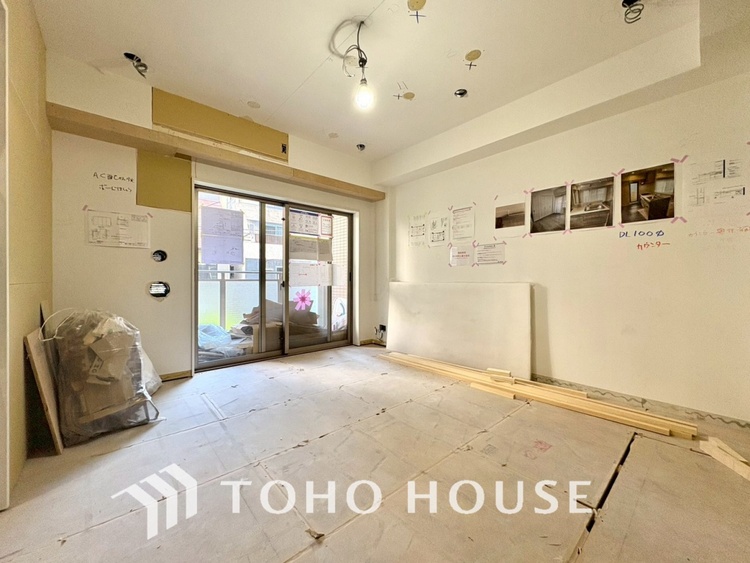 内装 現在改装中◆陽光◆が差し込む。この開放的なLDKに家族の笑顔が集う。家族が一緒に過ごす空間は明るく、そして居心地よく。