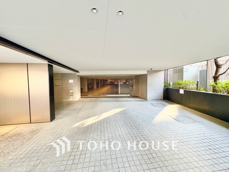 エントランス 【ENTRANCE】◆家族◆家で家族と過ごす時間は限られている。帰りを待つ家族の元へと急ぐときの弾む思い。そんな思いを引き立てる邸宅。