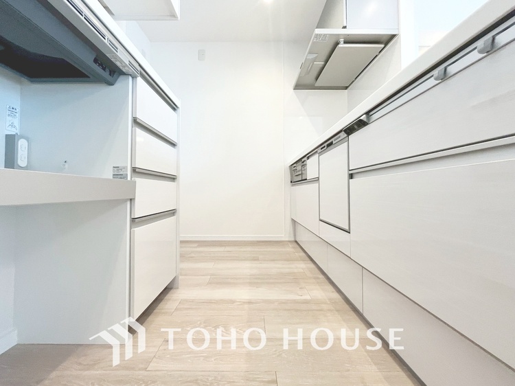 キッチン 【KITCHEN】◆ワクワク◆開放的で機能性も高いシステムキッチン。お子様は毎日のご飯にワクワク！